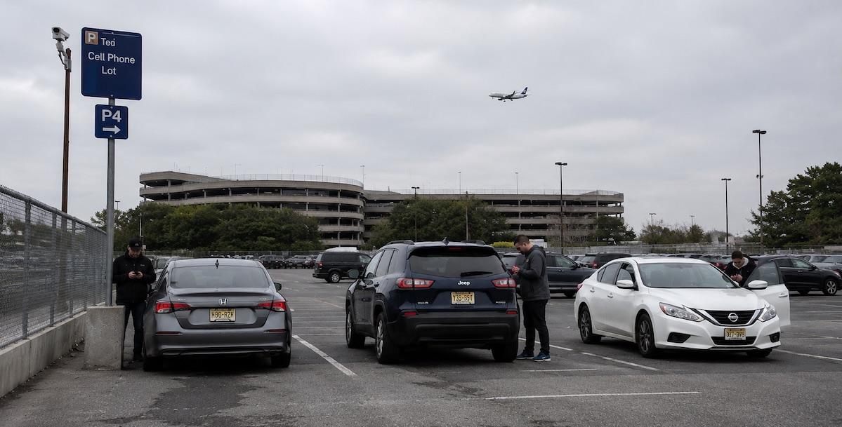 EWR Cell Phone Waiting Lot — free pickup parking at Newark Liberty International Airport