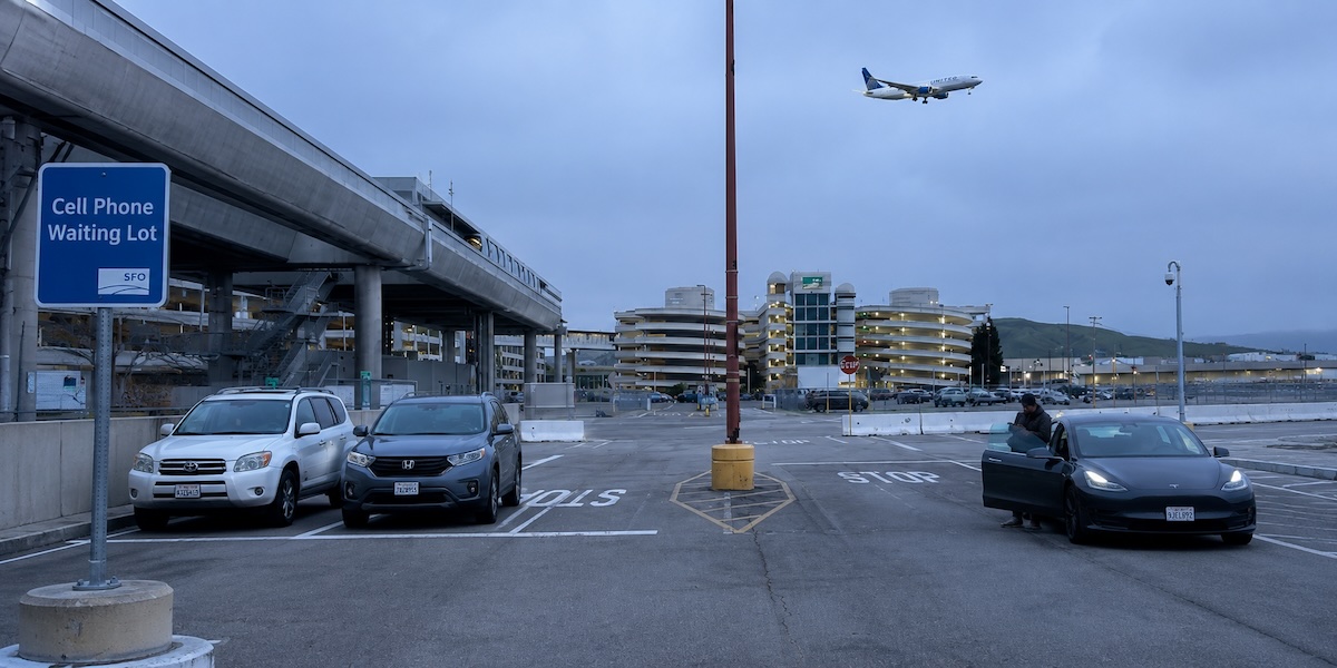 SFO Cell Phone Waiting Lot — free pickup parking at San Francisco International Airport